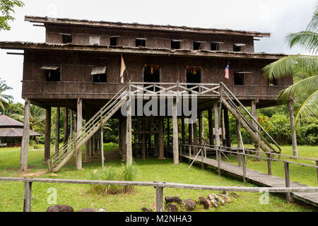 Tradizionali case di legno alti Melanau in Kuching a Sarawak villaggio della cultura. Borneo Malaysia Foto Stock