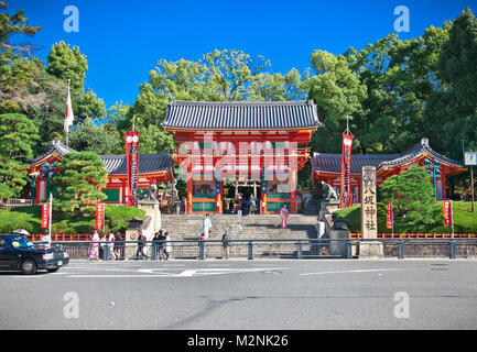 KYOTO, Giappone - Ott 24,2014: sala principale di Yasaka Jinja tempio di Kyoto. Il Giappone. Questo santuario è stato costruito nel 656 dall'imperatore . Per imperial messenger Foto Stock