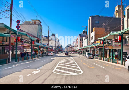 KYOTO, Giappone- OTT 24 , 2014 : Shijo-dori street il Ott 24, 2104, che potrebbe essere chiamata la strada principale di Kyoto, Giappone.con 589 veicoli pro capite, J Foto Stock