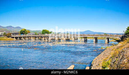 Togetsu-kyo Ponte in Kyoto, Giappone. Si tratta di un punto di riferimento per oltre 400 anni, abbraccia il Katsura fiume di fronte a Arashiyama Mountain Foto Stock