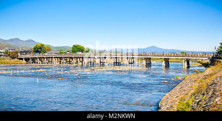 Togetsu-kyo Ponte in Kyoto, Giappone. Si tratta di un punto di riferimento per oltre 400 anni, abbraccia il Katsura fiume di fronte a Arashiyama Mountain Foto Stock