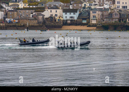 Editoriale: UK Navy, Personnell e loghi. Fowey estuario, Fowey, St Austell, Cornwall, 02/06/2018. Il neo incaricato 'costola' luce risposta rapida boa Foto Stock