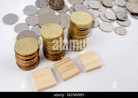 Il concetto di business: Monete e piatto in legno Foto Stock