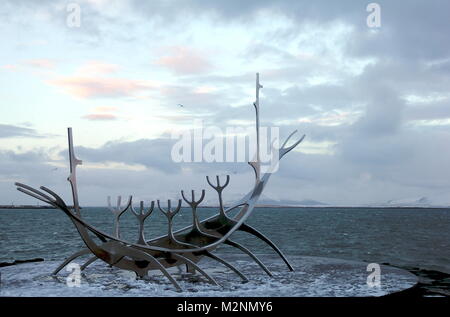 REYKJAVIK ISLANDA - Dicembre 30, 2012: la bella scultura Solfar (Sun Voyager) a Reykjavik in Islanda Foto Stock