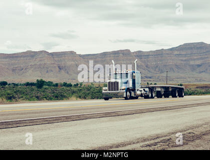 SALT LAKE CITY, Utah, USA Giugno 12, 2015: carrello su autostrada. SALT LAKE, Utah, USA. Tonica immagine. Foto Stock