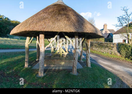 Villaggio con tetto in paglia e. Oriente Marden, West Sussex, Regno Unito Foto Stock