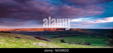 Tramonto in inverno sul vecchio Winchester Hill - un Iron Age Fort - South Downs da Beacon Hill, Hampshire, Regno Unito Foto Stock