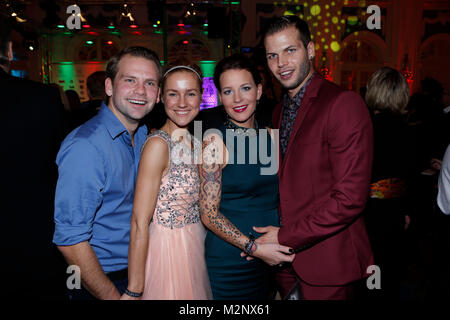 Joern Vennewald mit Frau Rhea Harder und Dennis Diekmeier mit Frau Dana, Movie incontra Media im Hotel Atlantic, Amburgo, 30.11.2015 Foto Stock