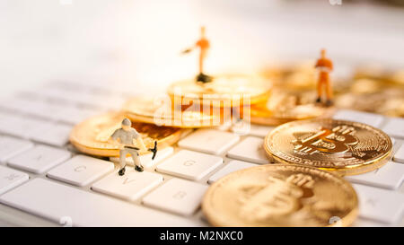 Bitcoin con poco figura sulla tastiera Foto Stock