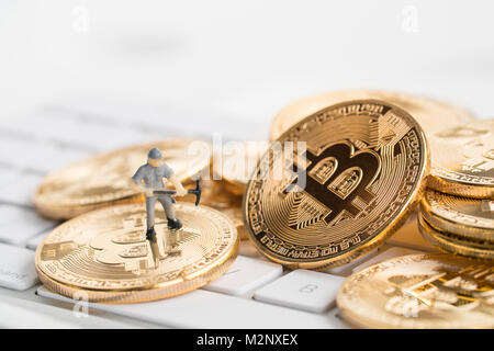 Bitcoin con poco figura sulla tastiera Foto Stock