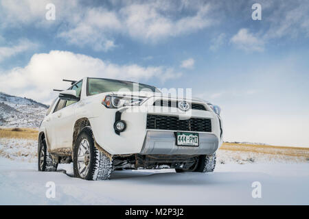 FORT Collins, CO, Stati Uniti d'America - 7 dicembre 2016: Toyota 4Runner SUV (2016 Trail edition) visitando Lory parco dello stato con una neve fresca. Foto Stock