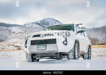 FORT Collins, CO, Stati Uniti d'America - 7 dicembre 2016: Toyota 4Runner SUV (2016 Trail edition) visitando Lory parco dello stato con una neve fresca. Foto Stock