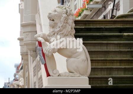 Un Leone custodisce un edificio nel centro storico di Alkmaar, Home olandese di estate il mercato dei formaggi Foto Stock