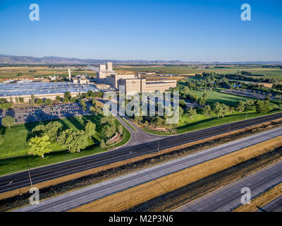 FORT Collins, CO, Stati Uniti d'America - Agosto 14, 2016: Autostrada Interstatale I-25 e Birreria Anheuser-Bush - vista aerea. Foto Stock