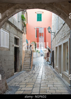 Isola di Rab, Croazia - 5 Agosto 2015: veduta della città di Rab, Croato località turistica sull'isola omonima. Foto Stock