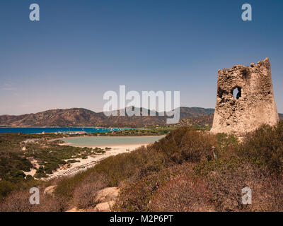 Una vista della Torre Spagnola di Porto Giunco, Villasimius, Sardegna, Italia. Foto Stock