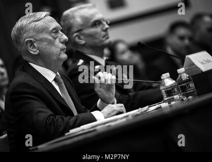 Il Segretario della Difesa James N. Mattis e Vice Presidente del Comune di capi di Stato Maggiore Air Force gen. Paolo J. Selva testimoniano nazionali sulla strategia di difesa e la Nuclear Posture Review per la casa Servizi armati Comitato sulla Capitol Hill, 6 febbraio 2018. (DoD foto di Marina di Massa lo specialista di comunicazione 1a classe Kathryn E. Holm) Foto Stock