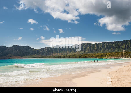 Soffietto di mattina spiaggia, Oahu isole hawaiane, con sole, cielo, montagne e nuvole Foto Stock