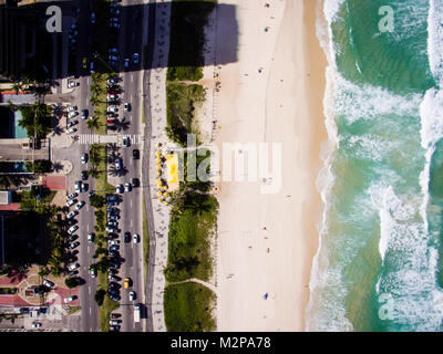 Drone foto di La spiaggia di Barra da Tijuca, Rio de Janeiro, Brasile. Siamo in grado di vedere la spiaggia, il lungomare e la strada Foto Stock