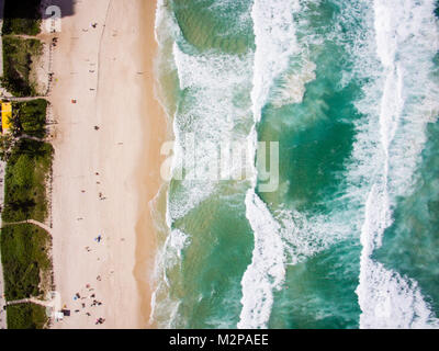 Drone foto di La spiaggia di Barra da Tijuca, Rio de Janeiro, Brasile. Siamo in grado di vedere la spiaggia e il lungomare Foto Stock