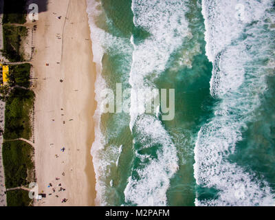 Drone foto di La spiaggia di Barra da Tijuca, Rio de Janeiro, Brasile. Siamo in grado di vedere la spiaggia e il lungomare Foto Stock