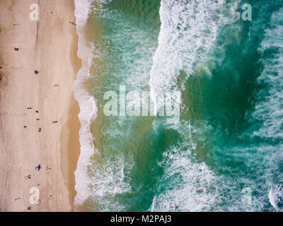 Drone foto di La spiaggia di Barra da Tijuca, Rio de Janeiro, Brasile. Siamo in grado di vedere la spiaggia e l'oceano Foto Stock