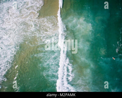 Drone foto di La spiaggia di Barra da Tijuca, Rio de Janeiro, Brasile.Siamo in grado di vedere le onde che si infrangono sulla ocean in la spiaggia di Barra da Tijuca Foto Stock