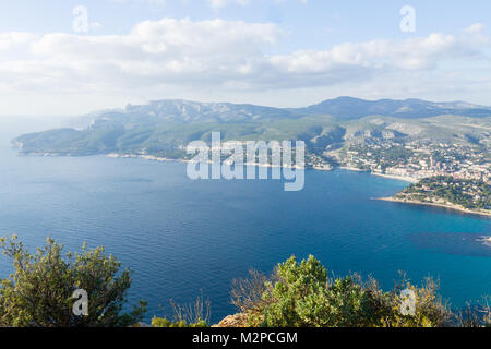 Cassis vista dal Capo Canaille top, Francia. Bellissimo paesaggio francese. Foto Stock