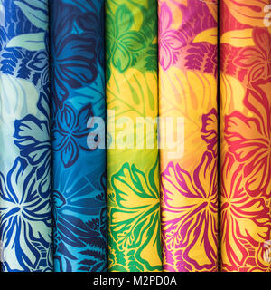 Rainbow Aloha hawaiano Tessuto di stampa in vendita presso la Swap Meet su Oahu, mostrando tropical concetto hawaiano Foto Stock