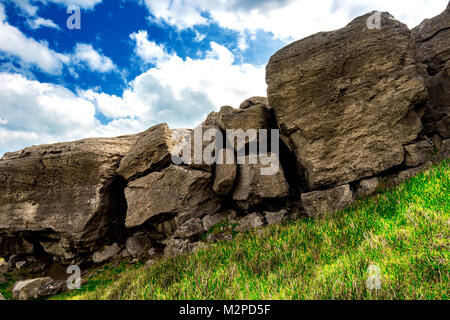 Frammenti di rocce nelle highlands, verde prato Foto Stock