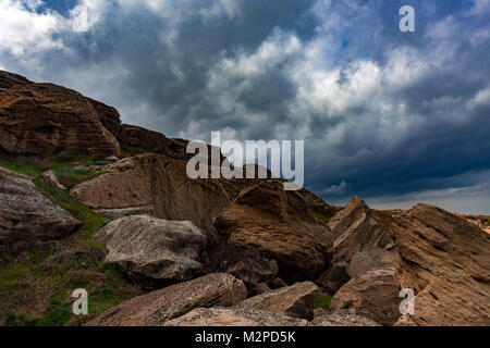 Frammenti di rocce nelle highlands. Incredibile cielo molto nuvoloso Foto Stock