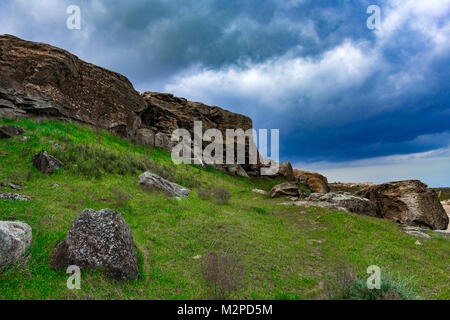 Frammenti di rocce nelle highlands, verde prato Foto Stock