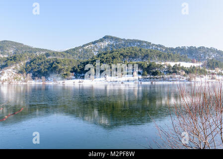 Vista panoramica del lago Cubuk nel distretto di Goynuk e vecchi mulini a vento in pietra su sfondo in Bolu,Turchia.27 Gennaio 2018 Foto Stock