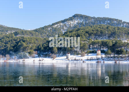 Vista panoramica del lago Cubuk nel distretto di Goynuk e vecchi mulini a vento in pietra su sfondo in Bolu,Turchia.27 Gennaio 2018 Foto Stock