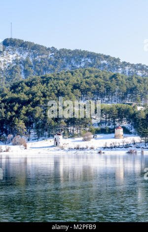 Vista panoramica del lago Cubuk nel distretto di Goynuk e vecchi mulini a vento in pietra su sfondo in Bolu,Turchia.27 Gennaio 2018 Foto Stock