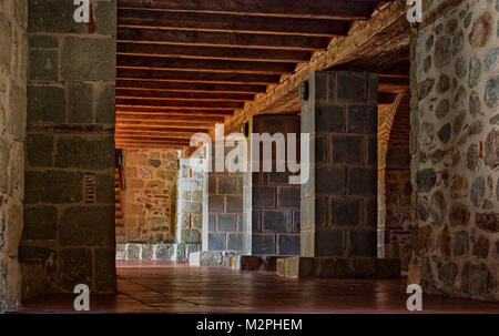 Castello corridoio con forti colonne e le massicce travi a vista sul soffitto. Foto Stock