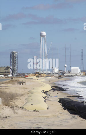 La NASA Wallops Island volo sulla struttura della Virginia riva orientale sta attraversando grandi problemi di erosione vicino al suo lancio pad e il gruppo di veicoli fabbricati. L'agenzia sta lavorando in collaborazione con il distretto di Norfolk, U.S. Esercito di ingegneri di estendere un seawall circa 1500 piedi per proteggere le piazzole di lancio all'estremità meridionale dell'isola, e posto circa 2,6 milioni di metri cubi di sabbia lungo la spiaggia per proteggere l'intera isola da ulteriore erosione. (U.S. Foto esercito/Patrick Bloodgood) 110308-A-OI229 004 da norfolkdistrict Foto Stock