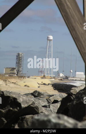 La NASA Wallops Island volo sulla struttura della Virginia riva orientale sta attraversando grandi problemi di erosione vicino al suo lancio pad e il gruppo di veicoli fabbricati. L'agenzia sta lavorando in collaborazione con il distretto di Norfolk, U.S. Esercito di ingegneri di estendere un seawall circa 1500 piedi per proteggere le piazzole di lancio all'estremità meridionale dell'isola, e posto circa 2,6 milioni di metri cubi di sabbia lungo la spiaggia per proteggere l'intera isola da ulteriore erosione. (U.S. Foto esercito/Patrick Bloodgood) 110308-A-OI229 006 da norfolkdistrict Foto Stock