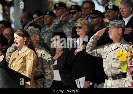 Alexa Nichols canta l'Inno Nazionale come suo padre il maggiore generale John F. Nichols e gli ospiti salutare la bandiera americana durante il Texas aiutante generale il mutamento della cerimonia di comando il 12 marzo 2011 presso il Camp Mabry in Austin, Texas. (U.S. Air Force photo/ Personale Sgt. Eric L. Wilson) (rilasciato) 110312-F-2973W-007.jpg da Texas Dipartimento Militare Foto Stock