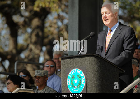 Stati Uniti il senatore John Cornyn indirizzi soldati, aviatori e statisti durante il Texas aiutante generale il mutamento della cerimonia di comando il 12 marzo 2011 presso il Camp Mabry in Austin, Texas. Il nuovo Texas aiutante generale è il maggiore generale John F. Nichols.(STATI UNITI Air Force photo/ Personale Sgt. Eric L. Wilson) (rilasciato) 110312-F-2973-006.jpg da Texas Dipartimento Militare Foto Stock