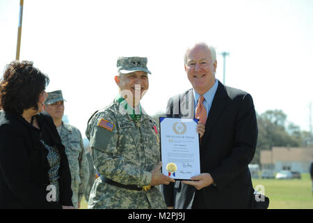 Stati Uniti il senatore John Cornyn presenta maggiore generale Jose S. Mayorga la sua lettera ufficiale la messa in funzione di lui come un ammiraglio in Texas Navy firmata dal Governatore Rick Perry. Il Mag. Gen. Jose S. Mayorga ricevuto questo durante il Texas Adujtant generale Modifica del comando cerimonia in cui egli si è dimesso come il Texas Aiutante Generale dopo aver prestato servizio in posizione per due anni.(STATI UNITI Air Force photo/ Personale Sgt. Eric L. Wilson) (rilasciato) 110312-F-2973W-002.jpg da Texas Dipartimento Militare Foto Stock