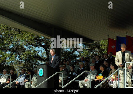 Stati Uniti il senatore John Cornyn indirizzi soldati, aviatori e statisti durante il Texas aiutante generale il mutamento della cerimonia di comando il 12 marzo 2011 presso il Camp Mabry in Austin, Texas. Il nuovo Texas aiutante generale è il maggiore generale John F. Nichols.(STATI UNITI Air Force photo/ Personale Sgt. Eric L. Wilson) (rilasciato) 110312-F-2973W-003.jpg da Texas Dipartimento Militare Foto Stock