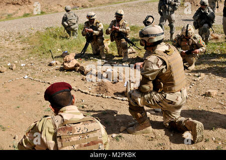 Leader iracheni assalto del piano. Avanti base operativa della Normandia, Iraq - l esercito iracheno leader assegnato al 4° Battaglione, XXI brigata, 5 IA piano di divisione di un assalto missione usando U.S. Soldati da 2a consigliare e assistere la brigata, XXV divisione di fanteria per fornire protezione e più di guardare in avanti base operativa della Normandia, Iraq, Marzo 22, 2011. Stati Uniti Soldati usciti dei loro ruoli di istruttore durante la Tadreeb al Shamil rotazioni mentre cadre iracheno ha assunto il controllo di singoli e di formazione collettiva. Tadreeb al Shamil, arabo per all-inclusive formazione, conduce IA battaglioni attraverso 25-giorno tra Foto Stock