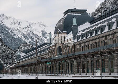 Abbandonato a Canfranc stazione nei Pirenei spagnoli in inverno Foto Stock