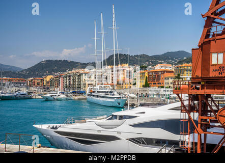 Francia, dipartimento Alpes-Maritime, Côte d'Azur, Nizza, yacht di lusso al porto Lympia Foto Stock