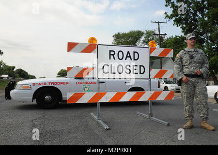 MORGANZA, La. - Louisiana National Guardsman Spc. Seth Henderson, 239th compagnia militare, di St. Francisville, La., sorge nella parte anteriore di un segno di traffico su autostrada 1 mantenendo i veicoli lontano dal Morganza Spillway come il corp di ingegneri alloggiamenti aperti per scaricare la pressione dal fiume Mississippi, 14 maggio 2011. La Louisiana National Guard è assistere la Louisiana Polizia di Stato in le chiusure delle strade circostanti che attraversano lo sfioratore. (U.S. Air Force Foto di Master Sgt. Toby M. Valadie, Louisiana National Guard Public Affairs Office/RILASCIATO) 110514-F-VU198-007 dalla Louisiana National Guard Foto Stock