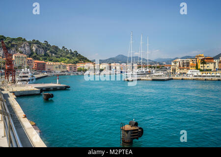 Francia, dipartimento Alpes-Maritime, Côte d'Azur, Nizza, vista del porto Lympia dal porto Molo Foto Stock