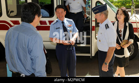 Gen. Herbert J. 'Hawk' Carlisle, Pacific Air Forces commander, accoglie Lt. Gen. Cha-Kyu Choi, Repubblica di Corea dalla #PACOM Foto Stock