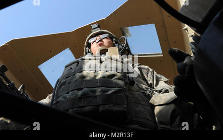 Babele, Iraq - Spc. Cody Kluthe, una macchina gunner con truppe C 1° Stormo, 3° Armored reggimento di cavalleria si concentra su una sezione di terreno alla ricerca di potenziali minacce alla contingenza sito operativo Kalsu Luglio 17. Kluthe e il resto del primo plotone "Roughnecks" trascorrere 12 ore ogni altro giorno in viaggio strade vicino la base per evitare il fuoco indiretto attacchi da parte di forze nemiche. US Army photo by Staff Sgt. Garrett Ralston potenziali minacce da Stati Uniti forze - Iraq (inattivo) Foto Stock