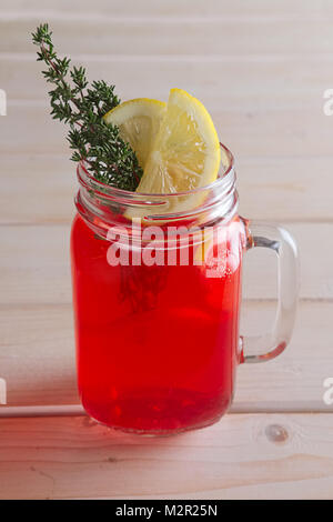 Tazza di succo di mirtillo palustre con agrumi e rosmarino Foto Stock